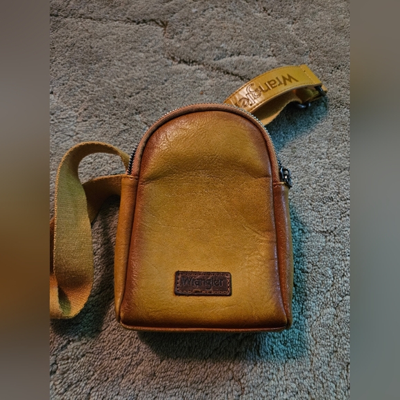 Wrangler Handbags - EUC Wrangler Crossbody Bag